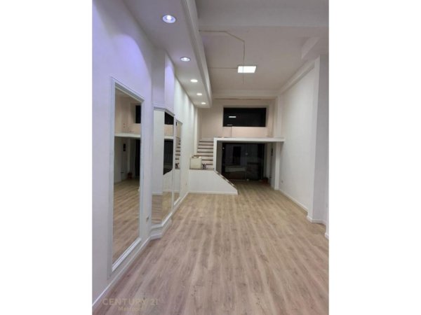 Tirane, jepet me qera dyqan Kati 0, 70 m² 1.000 € (Rr. Him Kolli)