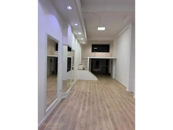 Tirane, jepet me qera dyqan Kati 0, 70 m² 1.000 € (Rr. Him Kolli)