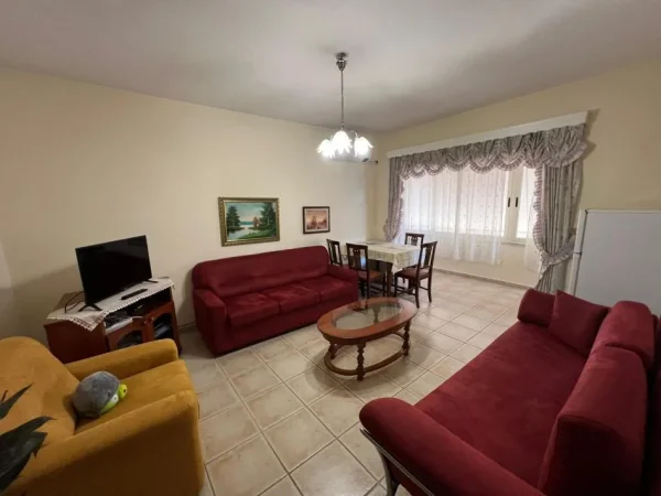 Tirane, jepet me qera apartament 1+1+Aneks+Ballkon Kati 8, 530 € (komuna e parisit)