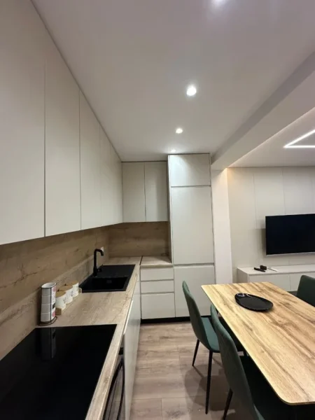 Tirane, jepet me qera apartament 2+1+Ballkon Kati 4, 90 m² 800 € (Bulevardi Zogu i I)