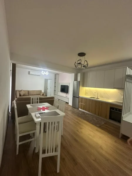 Tirane, jepet me qera apartament 2+1 , 110 m² 800 € 