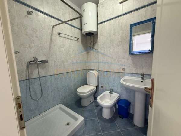 Tirane, jepet me qera zyre Kati 1, 75 m² 600 € (Gjimnazi Petro Nini Luarasi)