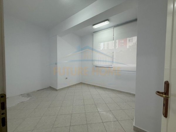 Tirane, jepet me qera zyre Kati 1, 75 m² 600 € (Gjimnazi Petro Nini Luarasi)