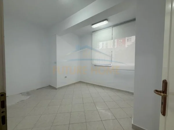 Tirane, jepet me qera zyre Kati 1, 75 m² 600 € (Gjimnazi Petro Nini Luarasi)