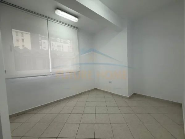 Tirane, jepet me qera zyre Kati 1, 75 m² 600 € (Gjimnazi Petro Nini Luarasi)