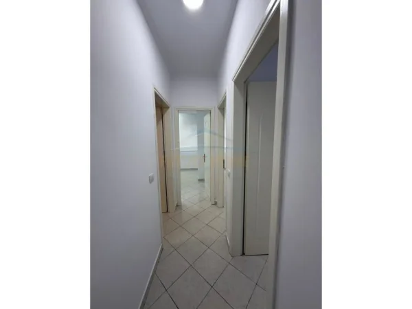 Tirane, jepet me qera zyre Kati 1, 75 m² 600 € (Gjimnazi Petro Nini Luarasi)