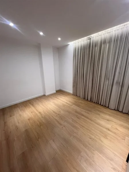 Tirane, jepet me qera apartament 2+1 Kati 2, 78 m² 850 € (FUSHA AVIACIONIT)