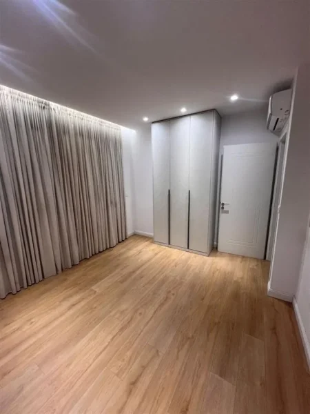 Tirane, jepet me qera apartament 2+1 Kati 2, 78 m² 850 € (FUSHA AVIACIONIT)