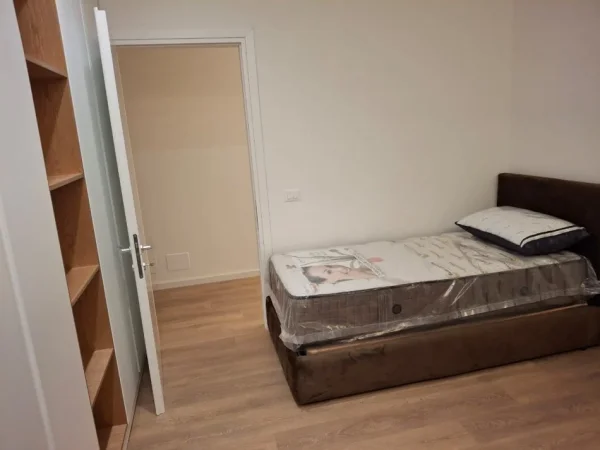 Tirane, jepet me qera apartament 3+1+Ballkon Kati 2, 130 m² 1.100 € (Liqeni i Thate)