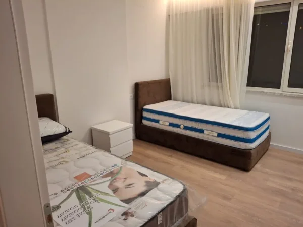 Tirane, jepet me qera apartament 3+1+Ballkon Kati 2, 130 m² 1.100 € (Liqeni i Thate)