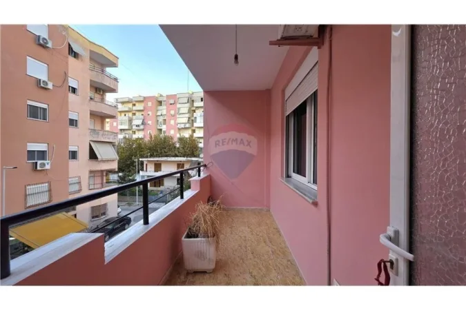 Vlore, jepet me qera apartament 2+1 Kati 3, 94 m² 450 € (Rr. e Çipajve, pranë Nisatel, Vlorë)