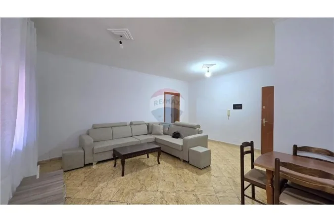 Vlore, jepet me qera apartament 2+1 Kati 3, 94 m² 450 € (Rr. e Çipajve, pranë Nisatel, Vlorë)