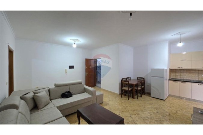 Vlore, jepet me qera apartament 2+1 Kati 3, 94 m² 450 € (Rr. e Çipajve, pranë Nisatel, Vlorë)