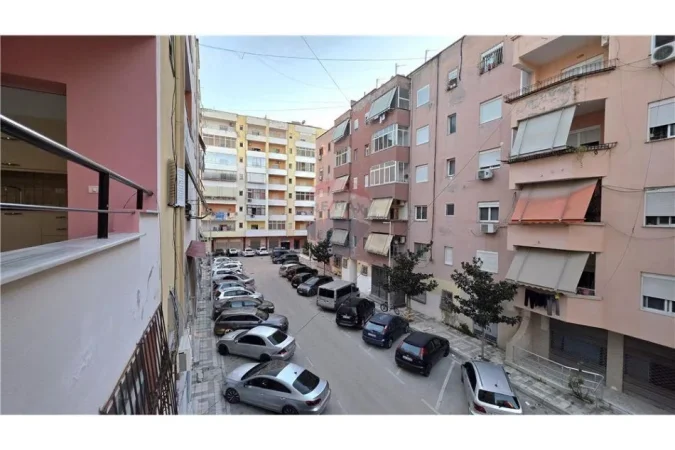 Vlore, jepet me qera apartament 2+1 Kati 3, 94 m² 450 € (Rr. e Çipajve, pranë Nisatel, Vlorë)