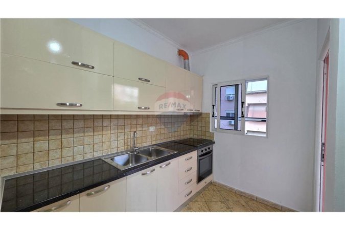 Vlore, jepet me qera apartament 2+1 Kati 3, 94 m² 450 € (Rr. e Çipajve, pranë Nisatel, Vlorë)