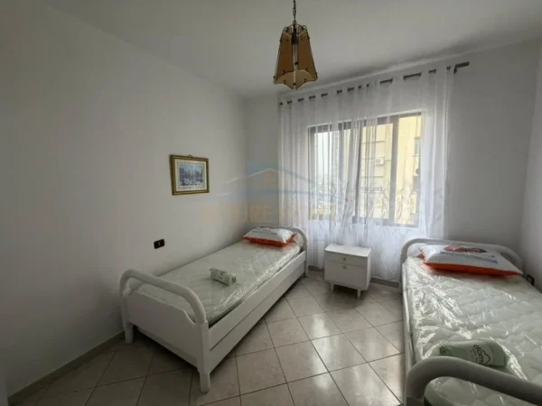 Tirane, jepet me qera apartament 2+1+Ballkon Kati 5, 106 m² 500 € (Unaza e Re)