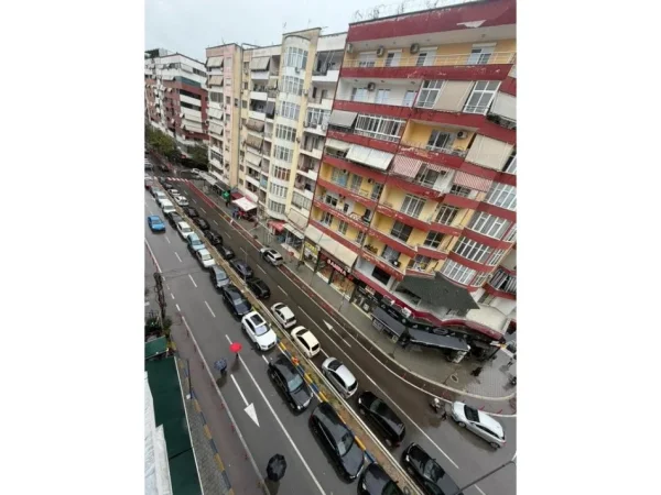 Tirane, jepet me qera apartament 2+1+Ballkon Kati 5, 106 m² 500 € (Unaza e Re)