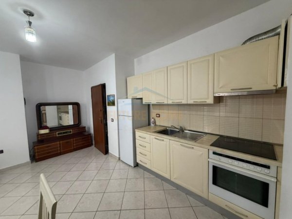 Tirane, jepet me qera apartament 2+1+Ballkon Kati 5, 106 m² 500 € (Unaza e Re)