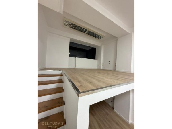 Tirane, jepet me qera ambjent biznesi Kati 0, 70 m² 1.000 € (Rruga Him Kolli)