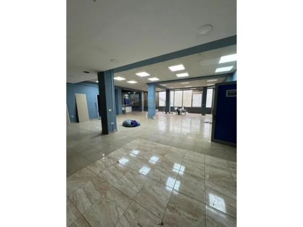 Tirane, jepet me qera ambjent biznesi Kati 1, 158 m² 2.300 € (Rruga Ferit Xhajko)