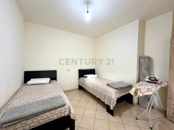 Tirane, jepet me qera apartament 2+1+Aneks+Ballkon Kati 4, 100 m² 600 € (Neom127369)