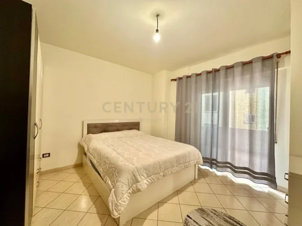 Tirane, jepet me qera apartament 2+1+Aneks+Ballkon Kati 4, 100 m² 600 € (Neom127369)