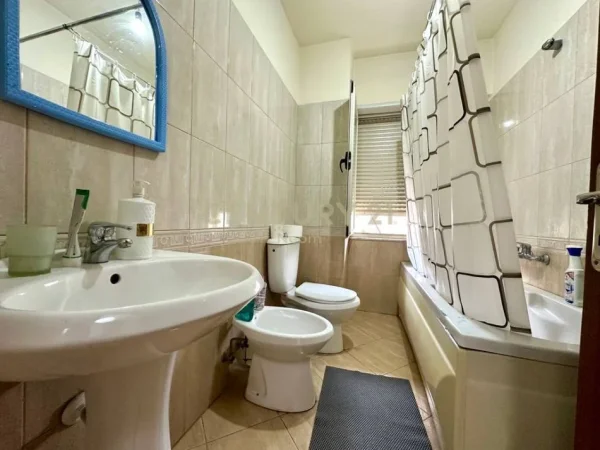 Tirane, jepet me qera apartament 2+1+Aneks+Ballkon Kati 4, 100 m² 600 € (Neom127369)