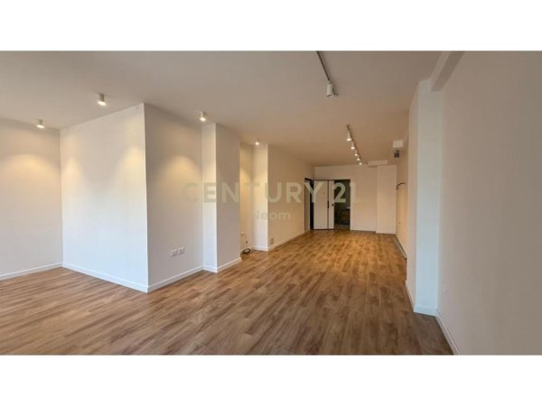 Tirane, jepet me qera ambjent biznesi Kati 1, 60 m² 550 € (Neom118759)