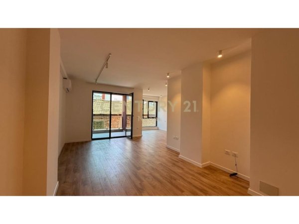 Tirane, jepet me qera ambjent biznesi Kati 1, 60 m² 550 € (Neom118759)