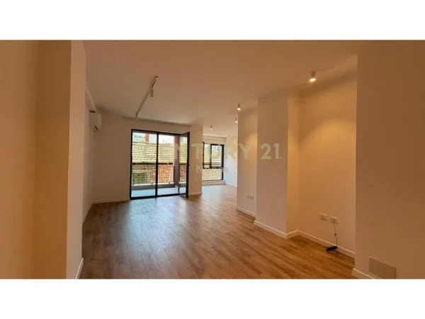 Tirane, jepet me qera ambjent biznesi Kati 1, 60 m² 550 € (Neom118759)