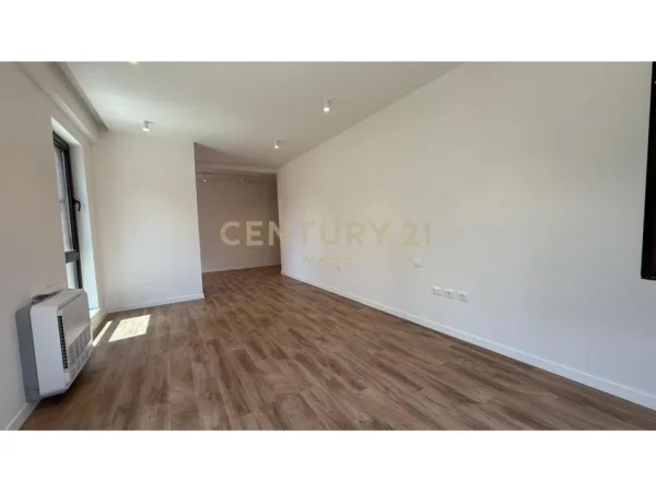 Tirane, jepet me qera ambjent biznesi Kati 1, 60 m² 550 € (Neom118759)