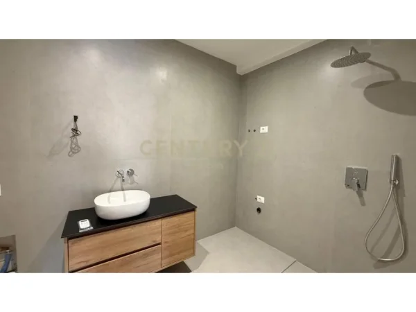 Tirane, jepet me qera ambjent biznesi Kati 1, 60 m² 550 € (Neom118759)