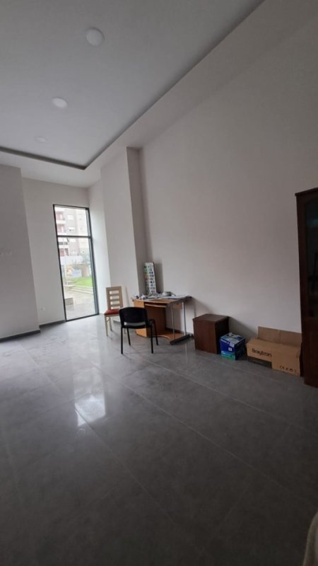 Tirane, jepet me qera dyqan Kati 0, 44 m² 600 € (Astir)