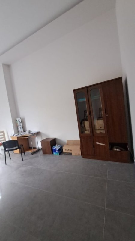 Tirane, jepet me qera dyqan Kati 0, 44 m² 600 € (Astir)
