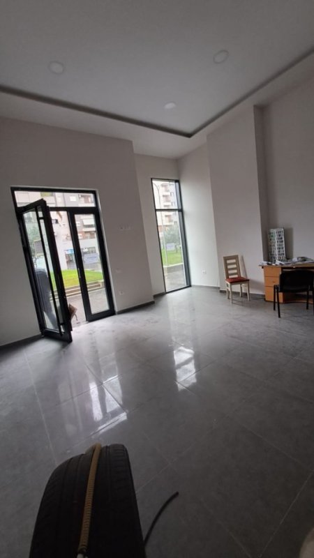 Tirane, jepet me qera dyqan Kati 0, 44 m² 600 € (Astir)