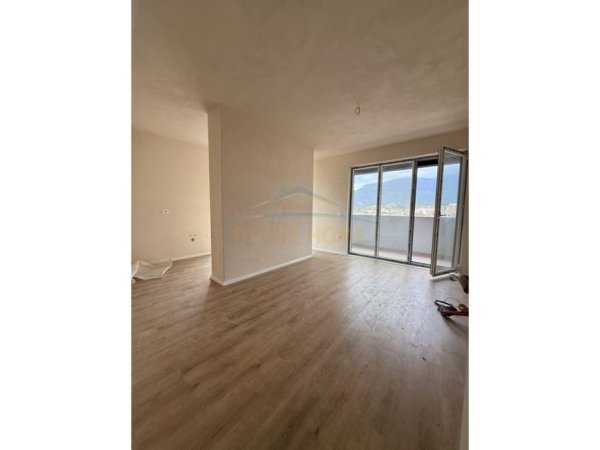 Tirane, shitet apartament 2+1+Ballkon Kati 7, 109 m² 174.000 € (Shkolla e Bashkuar)