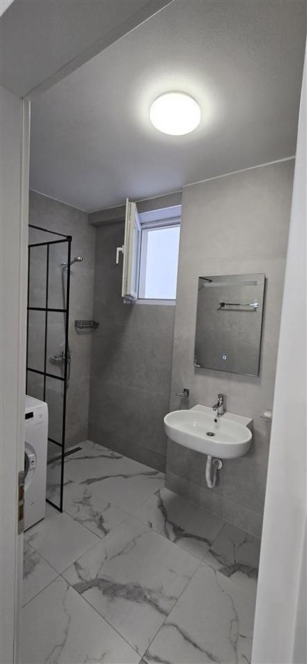 Tirane, jepet me qera apartament 2+1+Ballkon Kati 3, 90 m² 680 € (Liqeni i Thate)