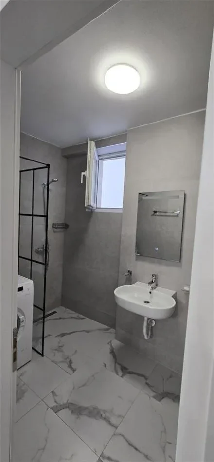 Tirane, jepet me qera apartament 2+1+Ballkon Kati 3, 90 m² 680 € (Liqeni i Thate)