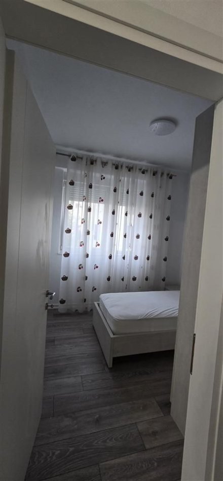 Tirane, jepet me qera apartament 2+1+Ballkon Kati 3, 90 m² 680 € (Liqeni i Thate)