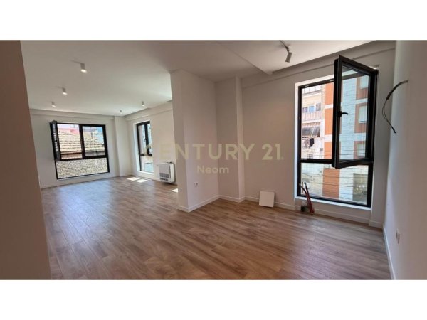Tirane, jepet me qera zyre Kati 1, 60 m² 550 € (Myslym Shyri)