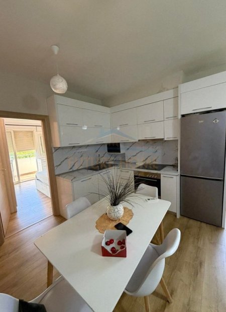 Tirane, jepet me qera apartament 2+1 Kati 4, 80 m² 400 € (Fresku)