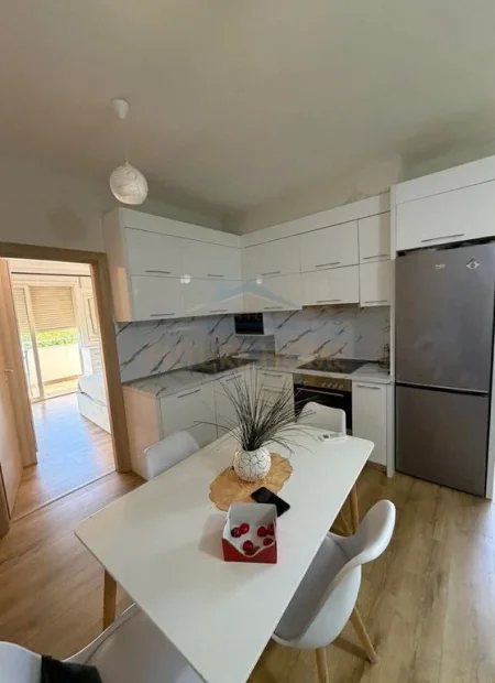 Tirane, jepet me qera apartament 2+1 Kati 4, 80 m² 400 € (Fresku)