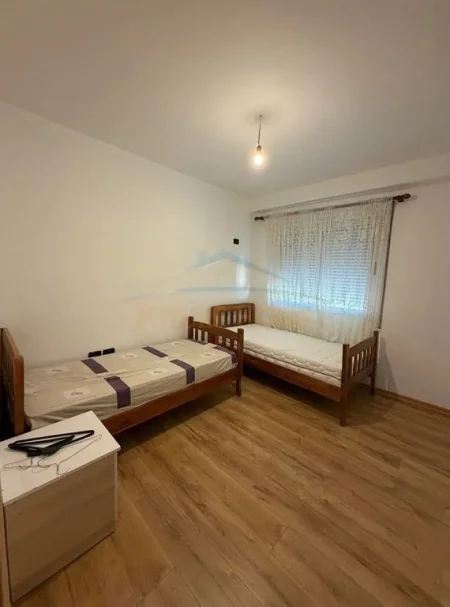 Tirane, jepet me qera apartament 2+1 Kati 4, 80 m² 400 € (Fresku)