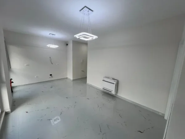 Tirane, jepet me qera zyre Kati 4, 67 m² 500 € (Jordan Misja)
