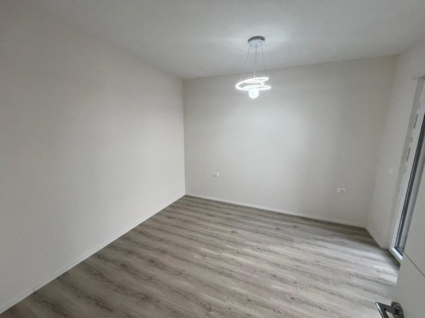 Tirane, jepet me qera zyre Kati 4, 67 m² 500 € (Jordan Misja)