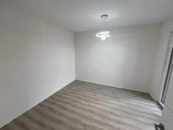 Tirane, jepet me qera zyre Kati 4, 67 m² 500 € (Jordan Misja)