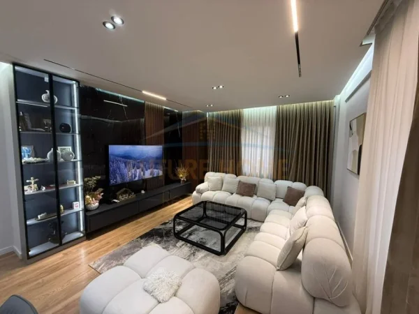 Tirane, shitet apartament 3+1+Ballkon Kati 1, 117 m² 250.000 € (Unaza e Re)