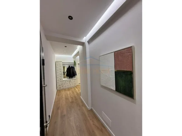 Tirane, shitet apartament 3+1+Ballkon Kati 1, 117 m² 250.000 € (Unaza e Re)