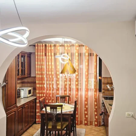 Tirane, jap me qera apartament 2+1+Ballkon Kati 3, 78 m² 700 € (myslym shyri)