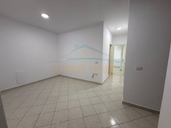 Tirane, jepet me qera ambjent biznesi Kati 1, 75 m² 600 € (Gjimnazi "Petro Nini Luarasi")